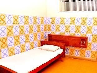 Sri Saibaba Guest House Pondicherry Bagian luar foto